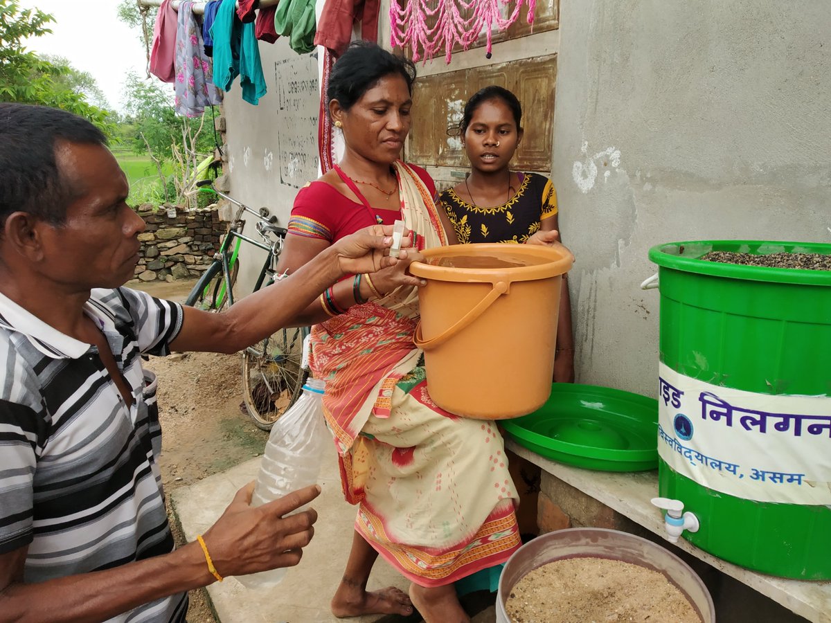 anuragnrm's tweet photo. Families in Dhuruvapada #Nuapada are using a Fluoride Nilogon filter to remove fluoride from contaminated groundwater. This is simple, low-cost &amp; an effective method of fluoride removal at the HH level. https://t.co/2c3q48kI4g