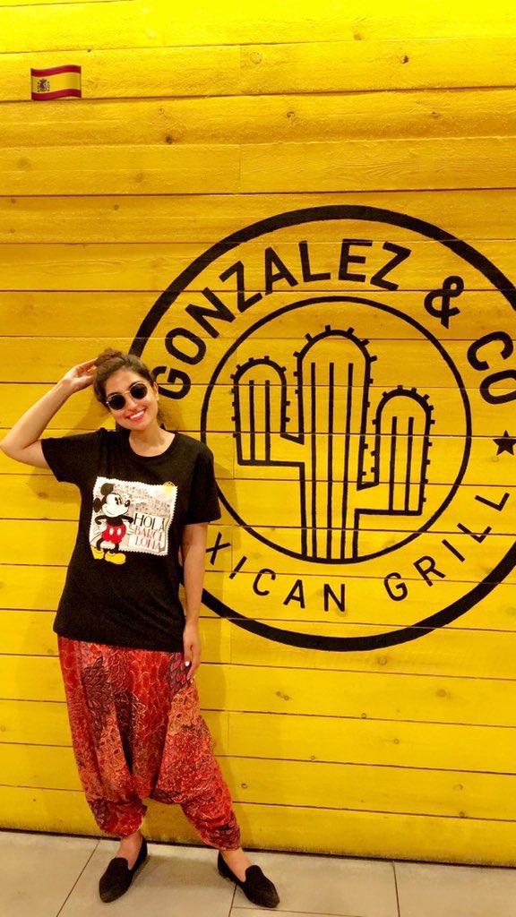 foreveragem's tweet photo. Once upon a time, I walked around the streets of las rambles in Barcelona, Spain in a shalwar and of course you can never go wrong with the mouse on my shirt. 🐭✨🧡 #Formerboss https://t.co/mBEJ3tDIdE