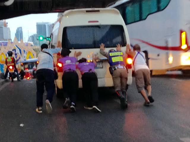Tomattrsc's tweet photo. #น้ำใจของคนไทยเป็นเลิศ https://t.co/BZV5dP7ft2