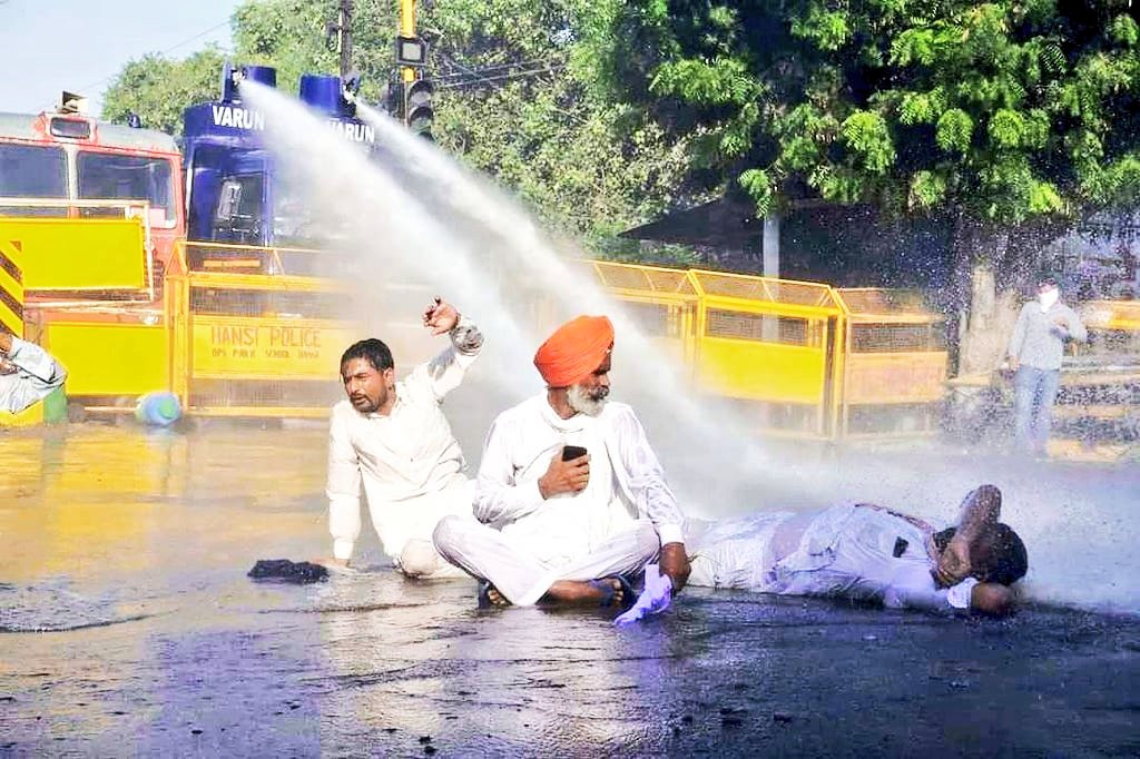 AlbinBrightDas's tweet photo. Is India still a Democratic country?
Do farmers need Visa for entering Delhi?Farmers protesting for their rights&amp;livelihood are treated as terrorist by Capitalist BJP Govt(working for Ambani&amp;Adani)Our Constitution provides us right to protest  #IamWithFarmers https://t.co/g7Vs8eByLb