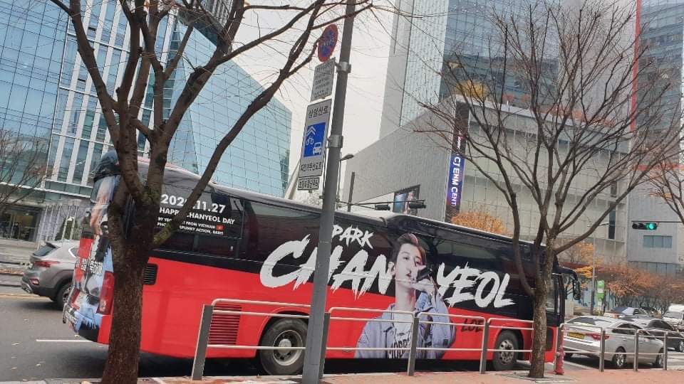 YeolBest_VN's tweet photo. #LOEYBUS2020 #LOEYTHEARTIST #찬열아생일축하해 
찬열 생일버스는 청담/ SM 건물 인근 운행 중입니다. 
보시면 인증샷 많이 찍어주세용~

@weareoneEXO https://t.co/i97WU2cEP0