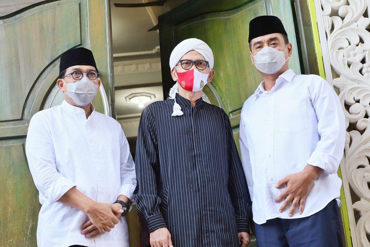 Machfud Arifin (@machfud_arifin) on Twitter photo Selamat dan sukses atas terpilihnya K.H. Miftachul Akhyar sebagai Ketua Umum Majlis Ulama Indonesia (MUI) Pusat.
Kulo nderek bungah, kyai.
Swmoga Ulama dan Umaro selalu bekerja sama untuk membangun perdamaian dan kesejukan
#KyaiMiftachKetuaMUI
#MUIUntukIndonesia
#SurabayaDamai Selamat dan sukses atas terpilihnya K.H. Miftachul Akhyar sebagai Ketua Umum Majlis Ulama Indonesia (MUI) Pusat.
Kulo nderek bungah, kyai.
Swmoga Ulama dan Umaro selalu bekerja sama untuk membangun perdamaian dan kesejukan
#KyaiMiftachKetuaMUI
#MUIUntukIndonesia
#SurabayaDamai