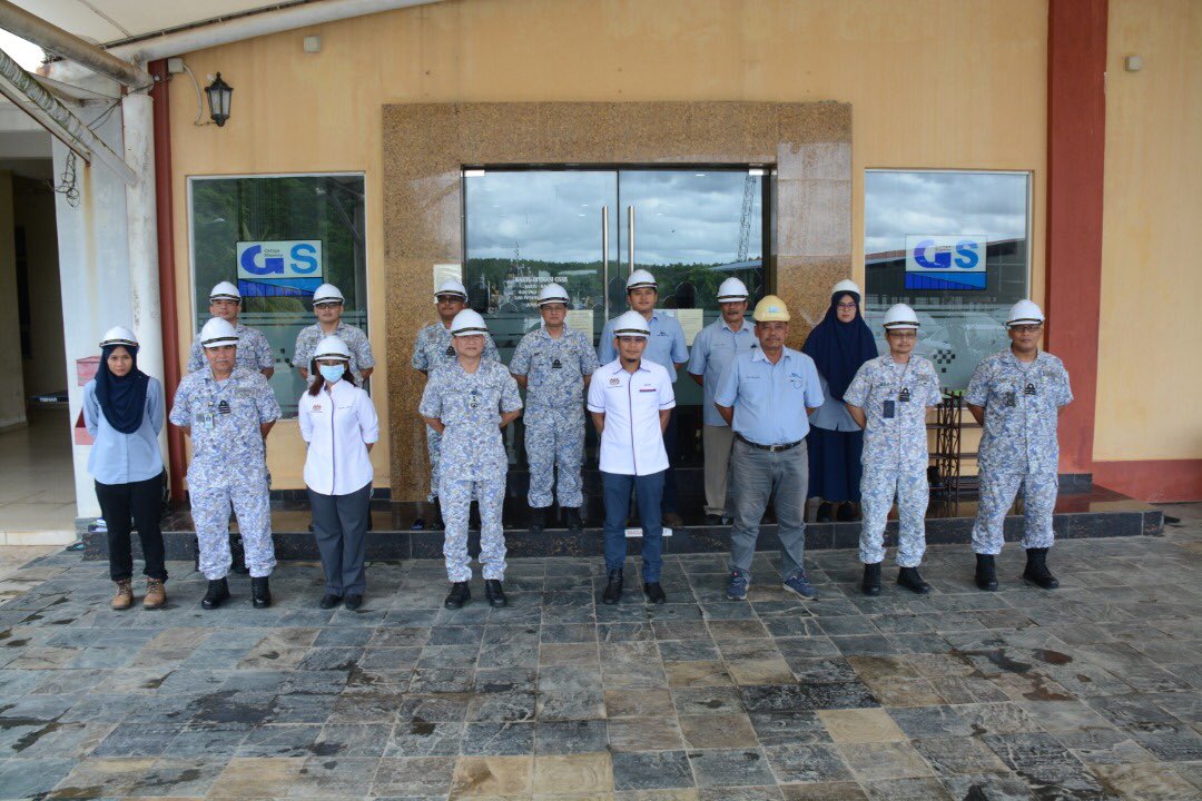 Lawatan kerja ke Obsolescence Programme <a href="/KdPerkasa/">KD PERKASA</a> oleh Setiausaha Bahagian Bahagian Perolehan KEMENTAH, Dato' Ahmad Husaini bin Abdul Rahman diiringi oleh Ketua Jurutera TLDM, Laksda Datuk Ir. Mohd Shaiful Adli Chung bin Abdullah di Geliga Slipway Sdn Bhd, Kemaman, Terengganu.