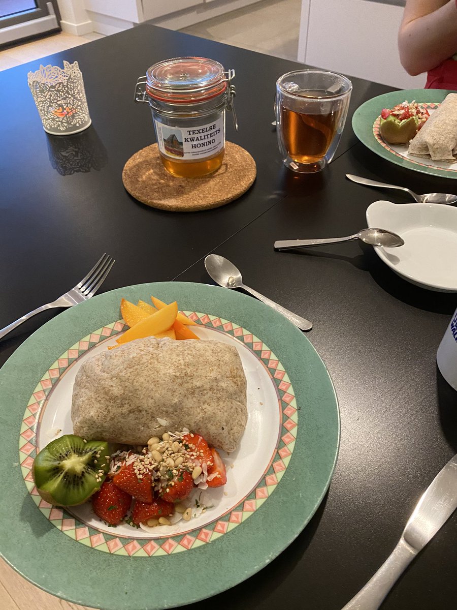 BreakfastShe's tweet photo. Friday wrapday #breakfast #wraps #kaki #kiwi #strawberry #pineappleseeds #coconut #lineseeds #persil #basil #salmon #apple #cheese #spinach #foodie #foodiegirlfriend #bestbreakfastever #sheisamazing #FoodieFriday #friyay https://t.co/s7rEXPNXjj