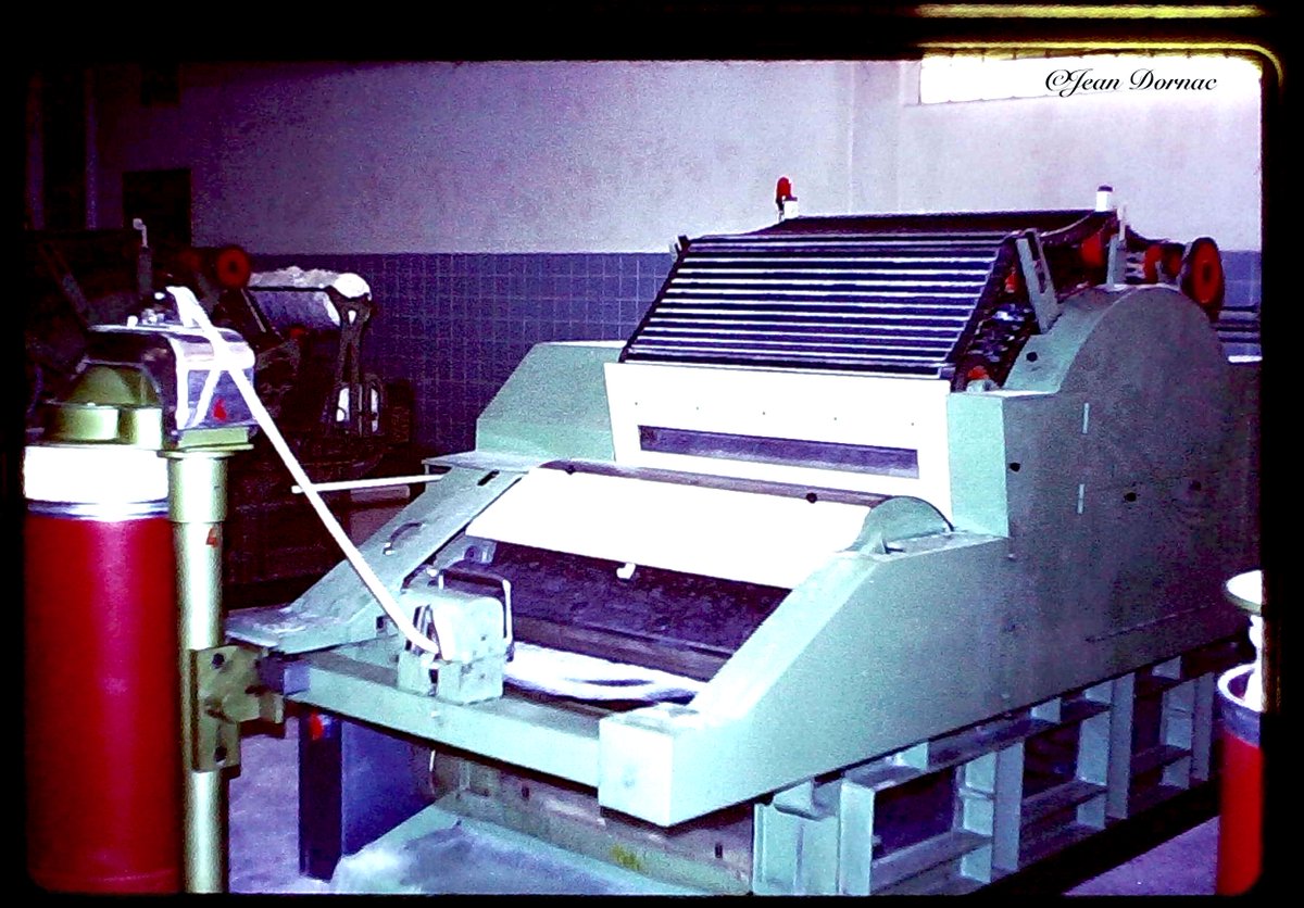 JeanDornac's tweet photo. Une cardeuse de la SACM, usine connue dans le monde entier à l’époque pour ses machines textiles et ses moteurs diesels des locomotives ou hôpitaux… #cardeuse #SACM #usine #connues #monde #entier #textile #diesel #locomotives #hôpitaux https://t.co/DcOlTQh7Yr