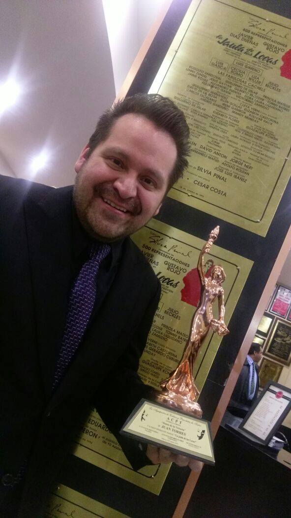 <a href="/juantorres_tdp/">Juan Torres</a> <a href="/RogeEse/">Rogelio Suárez</a> <a href="/Marilucasglv/">Marilú GarcíaLuna</a> <a href="/PipuchoBailarin/">CLAUDIO “PIPUCHO” GONZÁLEZ</a> <a href="/pabloratiux/">pablo rodriguez</a> <a href="/dulcineapat/">dulce patiño</a> @cpg1973 Y aquí otra anécdota, Sr. Productor <a href="/juantorres_tdp/">Juan Torres</a> , que con el testigo de las placas que celebran 600 funciones de aquella memorable puesta producida, hace más de dos décadas, por doña Silvia Pinal. Nos dijo "Veo difícil que rompamos este record" 
Y ahora festeja 5 años de vida