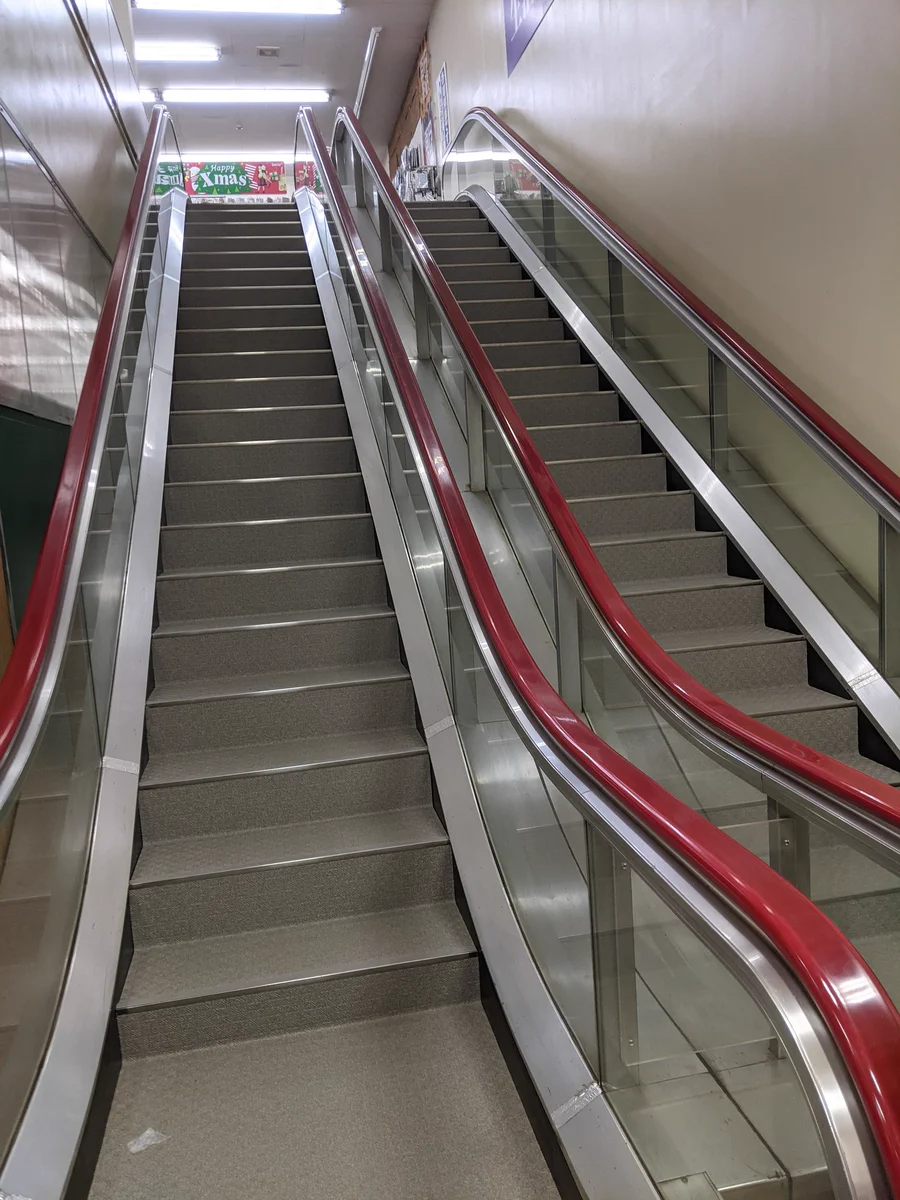 エスカレーターの跡地に作られた階段！上るときに変な違和感しかない