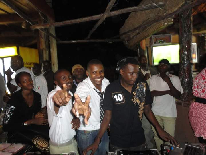 eddiespikaagaba's tweet photo. #FlushBackFriday ft @djbushbaby en @DjShiru at the Heat.
The Heat's 10th anniversary is happening on 5th Dec ft the finest djs in the game with silent vibes
#TheHeatAt10 https://t.co/qBKgYeBKvH