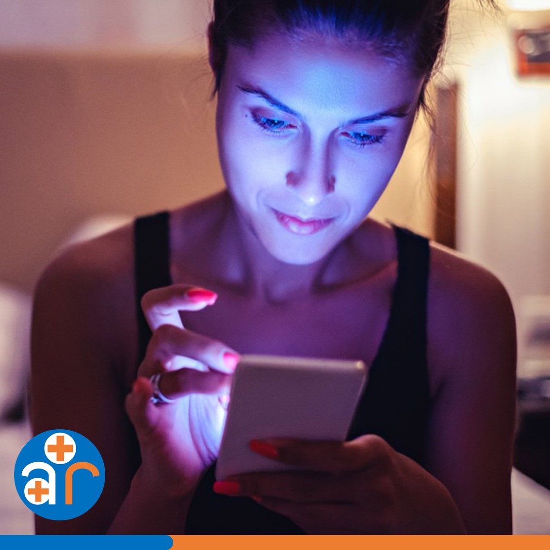 FarmAliciaRiera's tweet photo. ¿Sabías que varios estudios muestran que la luz azul de los dispositivos móviles son un factor que contribuye al envejecimiento de la piel? 
A la hora de sufrir las consecuencias cutáneas de la luz azul, el tiempo de exposición va a ser el factor fundamental. https://t.co/Vy4K6xl1rp