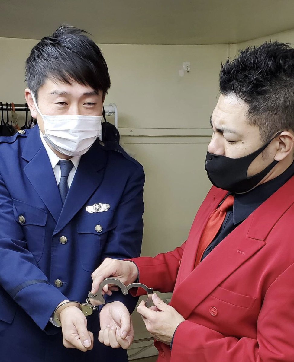千葉公平 よしもと新喜劇 11月27日 金 こんばんは 千葉公平です 今日から祇園花月にて酒井藍座長新喜劇スタートしましたよ 今回千葉は警察官役やらせて貰ってます押忍 手錠のスムーズな掛け方をチンピラ役の太田くんに教わっています 関係性逆になっ 千葉公平 よしもと新喜劇 11月27日 金 こんばんは 千葉公平です 今日から祇園花月にて酒井藍座長新喜劇スタートしましたよ 今回千葉は警察官役やらせて貰ってます押忍 手錠のスムーズな掛け方をチンピラ役の太田くんに教わっています 関係性逆になっ