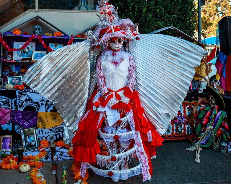 LadyLurid's tweet photo. My latest @LaGothrina creation for #DiadeLosMuertos #DiaDeMuertos #Catrina #diadelosmuertos #dayofthedead #wearableart https://t.co/srXAqE5H40