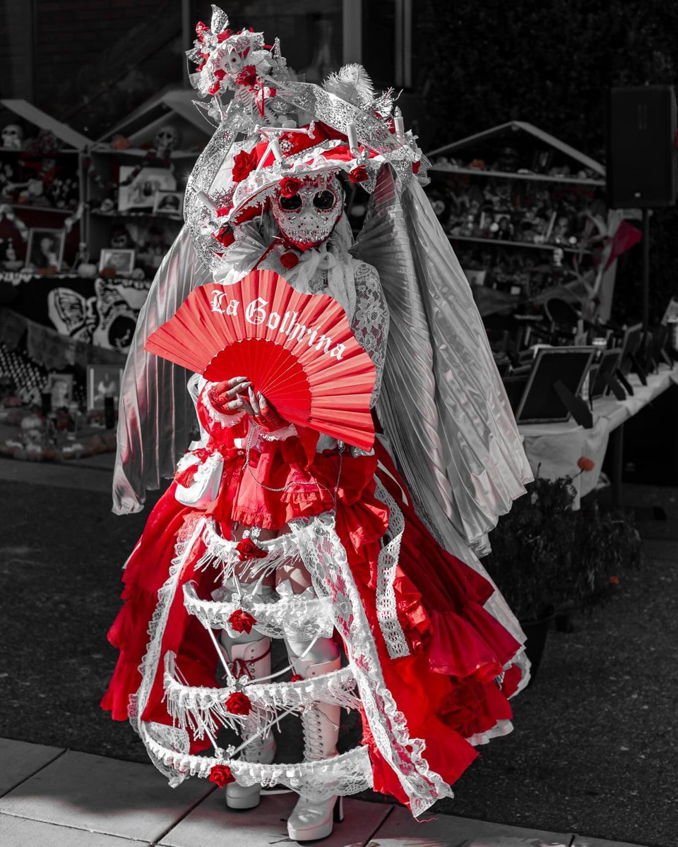 LadyLurid's tweet photo. My latest @LaGothrina creation for #DiadeLosMuertos #DiaDeMuertos #Catrina #diadelosmuertos #dayofthedead #wearableart https://t.co/srXAqE5H40
