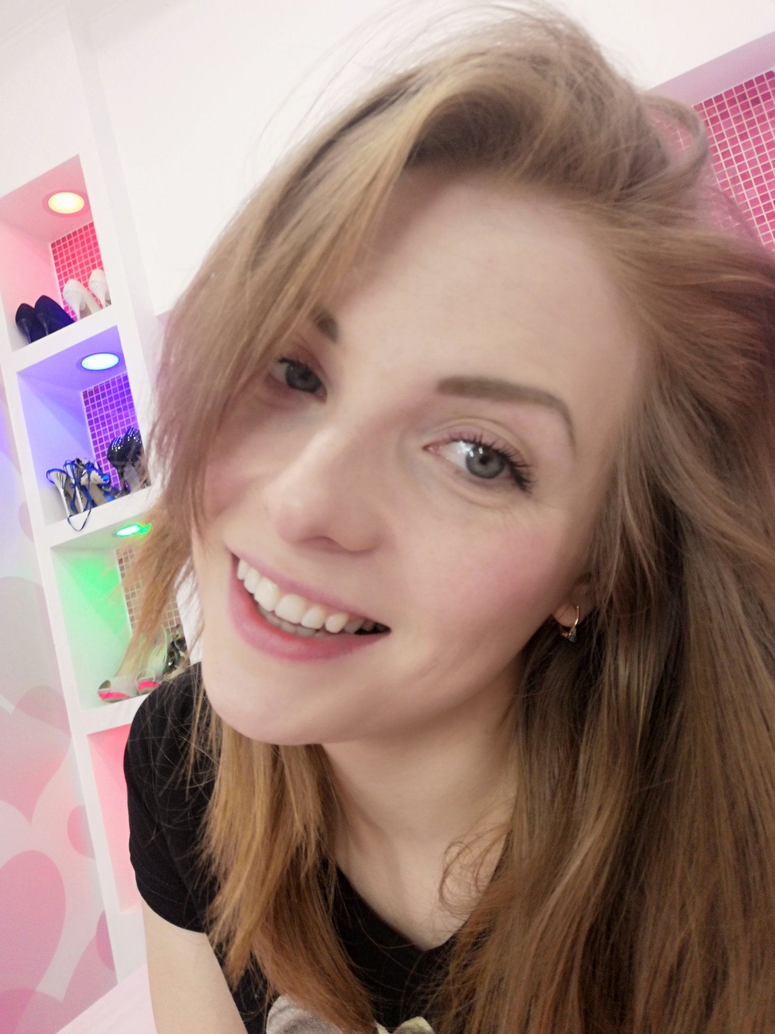 I am online on @manyvids Come to see me! I would be glad to meet you there #webcamtoy https://t.co/ZOG7GAQ4Q2