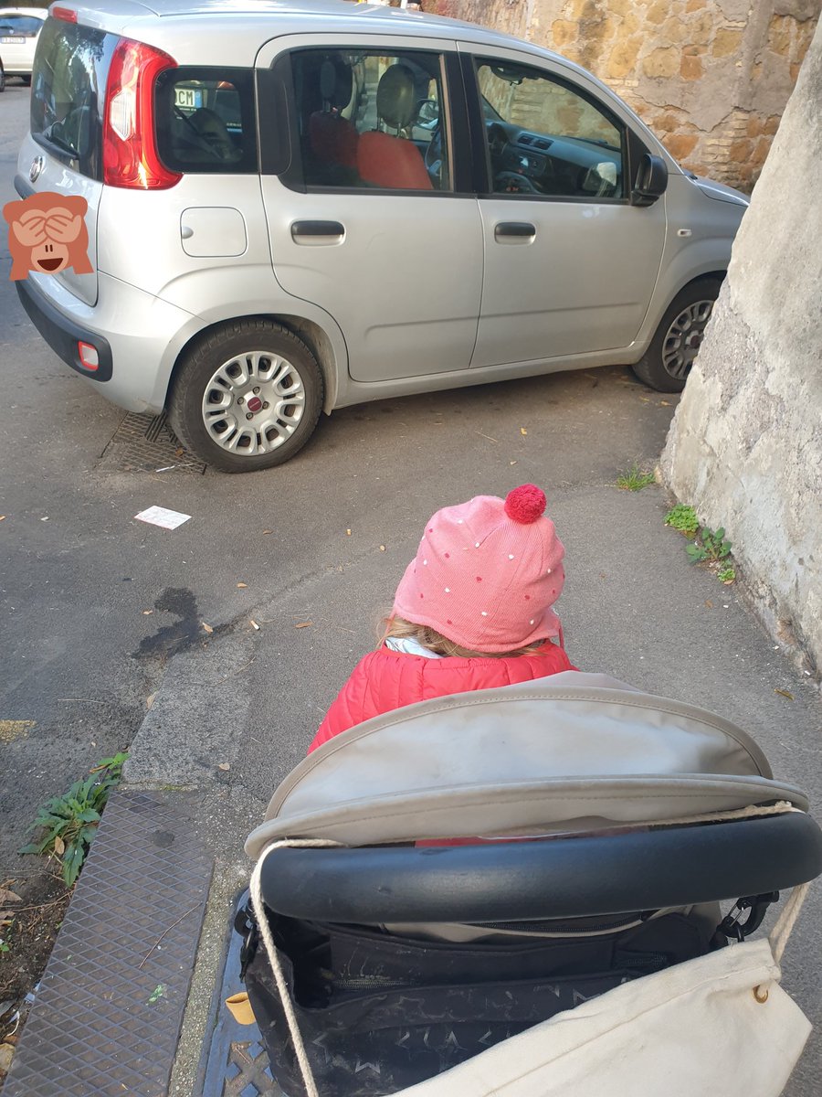 Gazebike's tweet photo. Ma parcheggiare così davanti l'ingresso di un asilonido come fa a salirvi in mente? Anche solo averci pensato è male, malissimo. https://t.co/zhM6KovVJi