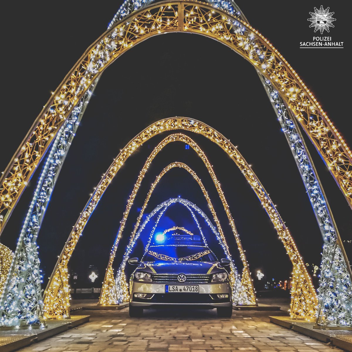 Polizei_MD's tweet photo. Mehr Funkeln geht kaum! Die #Lichterwelt #Magdeburg lässt verschiedene Orte in der Landeshauptstadt erleuchten. 

Auch unsere Kollegen der Nachtschicht konnten dem Strahlen nicht widerstehen und setzten ihren Streifenwagen in Szene.

Habt ein schönes WE &amp; bleibt gesund https://t.co/CF2SwqlLnu