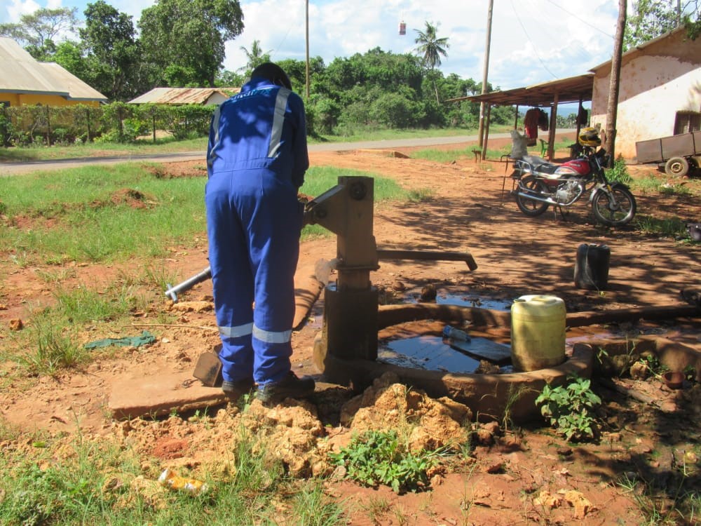 FundiFix's tweet photo. Water service at Mivumoni Makutoni handpump in @OurKwaleCounty restored within <1 day! We guarantee #functionality and therefore #reliability of #rural #waterpoints @reachwater @share_Berlin https://t.co/y6NYU2JX1z