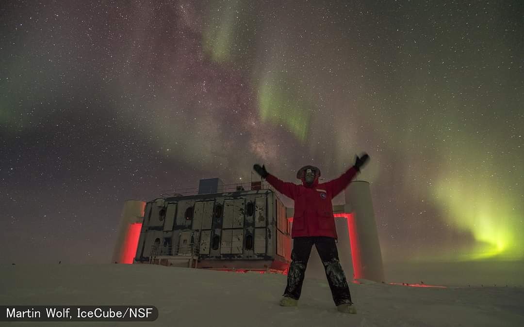 INFN Padova (@infnpadova) on Twitter photo Oggi un centinaio di studentesse e studenti delle scuole secondarie di secondo grado si collegano con i ☃️Winterovers al Polo Sud ❄ <a href="/uw_icecube/">IceCube Neutrino Observatory</a>, per dialogare e porre domande.
A cura di INFN Padova e Dipartimento di Fisica e Astronomia - Unipd
#venetonight2020 Oggi un centinaio di studentesse e studenti delle scuole secondarie di secondo grado si collegano con i ☃️Winterovers al Polo Sud ❄ <a href="/uw_icecube/">IceCube Neutrino Observatory</a>, per dialogare e porre domande.
A cura di INFN Padova e Dipartimento di Fisica e Astronomia - Unipd
#venetonight2020