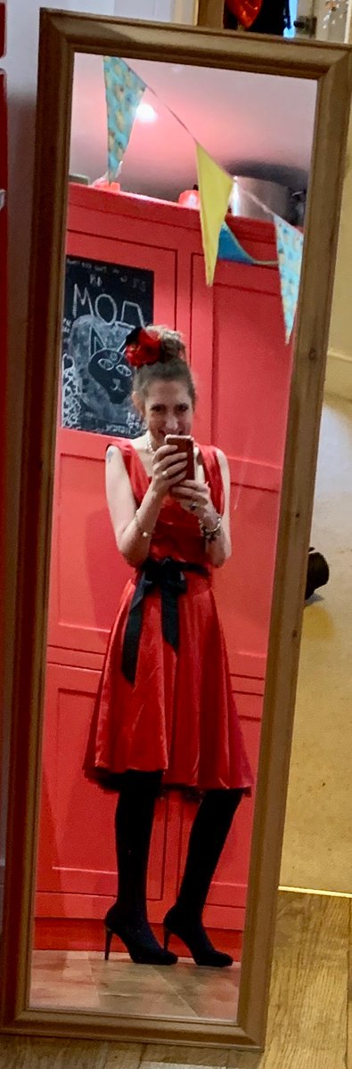And let me link back to  @ENirenberg ’s thread which sparked this: https://twitter.com/ENirenberg/status/1332104110208937988?s=20Also, look! Pretty dress!For  @Brainmage ‘s crossword later.
