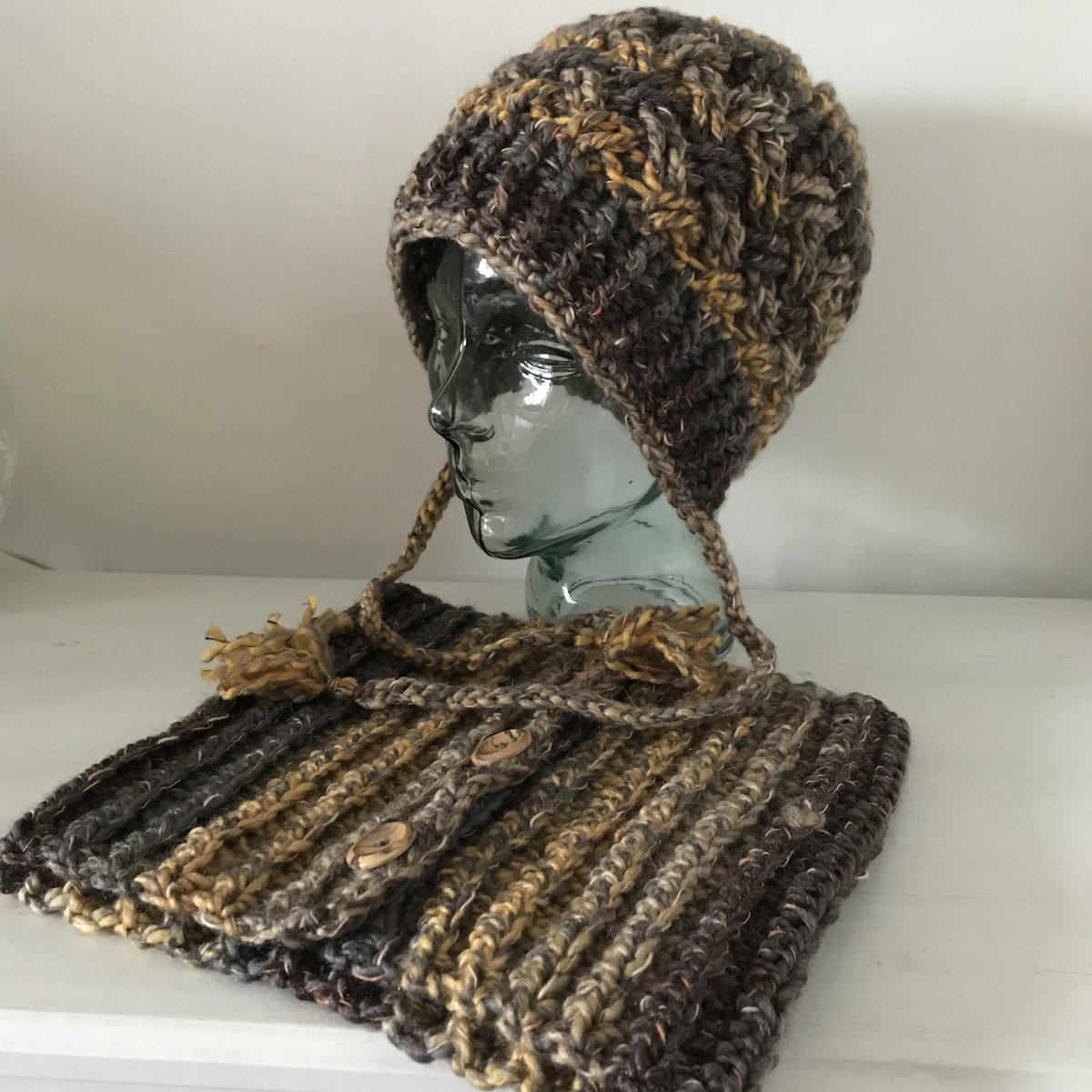 auntiebubble8's tweet photo. Hat and scarf set for this freezing weather in my #etsy shop buy together or separately, cowl https://t.co/pYRNQ0cwaZ #chunkyscarf #neckwarmer #giftforher https://t.co/2sbFtNylOU