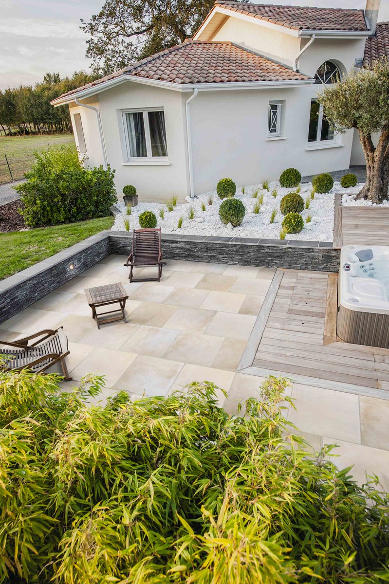 GroupeFabemi's tweet image. [Dallages Nashira #CARRÉDARC] Un aspect béton ciré chic et moderne. Les dallages Nashira #CARRÉDARC exposent au regard une texture qui doit son velouté à la combinaison d’une grande finesse de grain et d’une teinte nuancée. @Fabemi #dallages #pavages