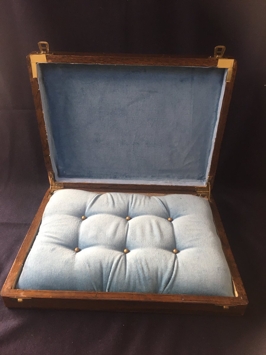 maviedanslart's tweet photo. A quirky hand finished box.
Monarch of the Glen painted and lined old box - Antique https://t.co/GQO5GrmuZs
#vintageshowandsell #collectors #oldbox #handpainted #giftideas https://t.co/6jA7LSEcep