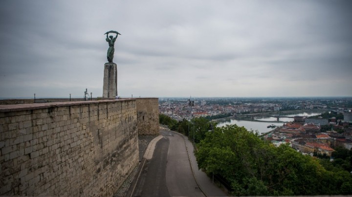 Pasi3Buda's tweet photo. 🅑🅤🅓🅐🅟🅔🅢🅣 #ATTRACTIONS
One of the main attractions is the #Citadella on the top of the #GellértHill — cabinet has decided to spend 60 million euros on renovating the #fortress 💶
➡️ #Budapest #Hungary  #fortressHUN #renovation #renovationsBUD
https://t.co/84MOY4xHsD https://t.co/mTNEPSbuj0