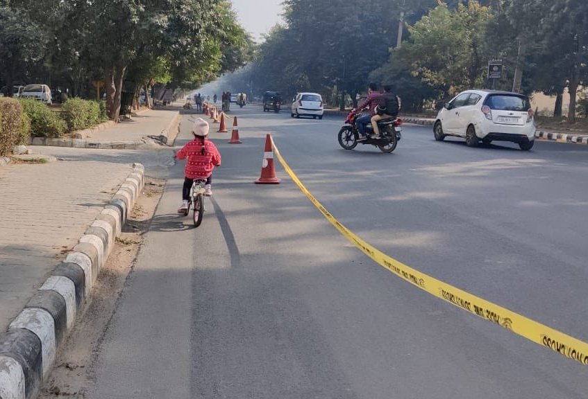 fpost360's tweet photo. Gurugram gets its first pop-up bike lane as a part of the India #Cycles4Change initiative.

@OfficialGMDA has installed the pop-up bicycle lane at sector road, near Vyapar Kendra,  joining MF Hussain Marg to Golf Course Road.

#cycling #Gurugram https://t.co/agmCGupmVT
