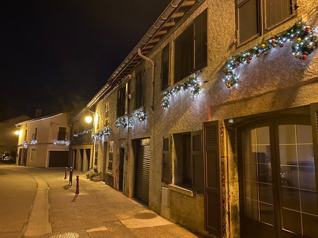 Nos équipes vous proposent un peu de douceur en cette période difficile.
Elles installent les illuminations dans de nombreuses communes #iséroises et pour des clients professionnels.
Ici, la commune du Fontanil et les <a href="/Galeries_Laf/">Groupe Galeries Lafayette</a> à #Grenoble
Merci pour leur confiance.