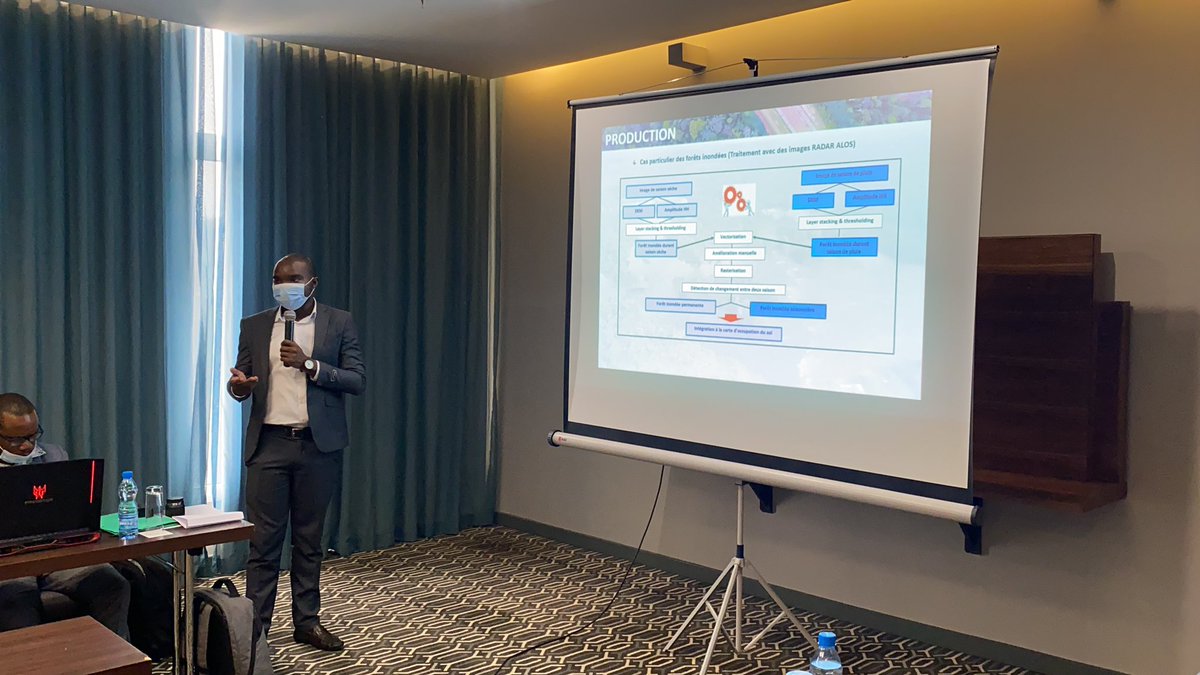 AGEOS5's tweet photo. Présentation des méthodes techniques utilisées pour la réalisation des cartes présentées par le #chefdeprojet Mr Farrel NZIGOU BOUCKA #OSFACO https://t.co/H88T0KObTj