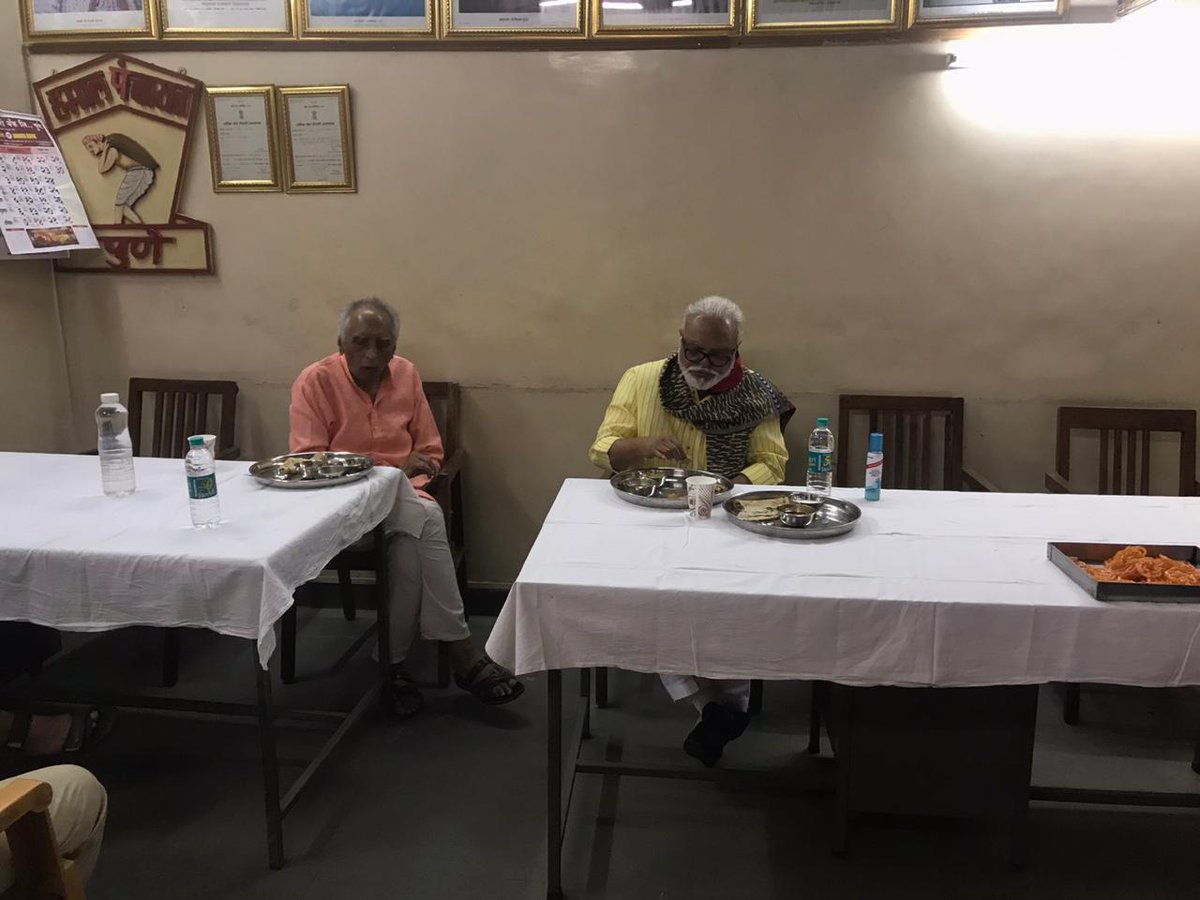 ChhaganCBhujbal's tweet photo. आज गंजपेठ, पुणे येथे ज्येष्ठ समाजसेवक बाबा आढाव यांच्या ‘कष्टाची भाकरी’ प्रकल्पास  सदिच्छा भेट दिली.यावेळी ज्येष्ठ समाजसेवक बाबा आढाव यांच्या कष्टाची भाकरी या प्रकल्पाबाबत माहिती घेतली. तसेच बाबा आढाव यांच्यासमवेत या प्रकल्पात स्नेहभोजन देखील घेतले.
@BabaAdhav @NCPspeaks https://t.co/d6atsPlCIK