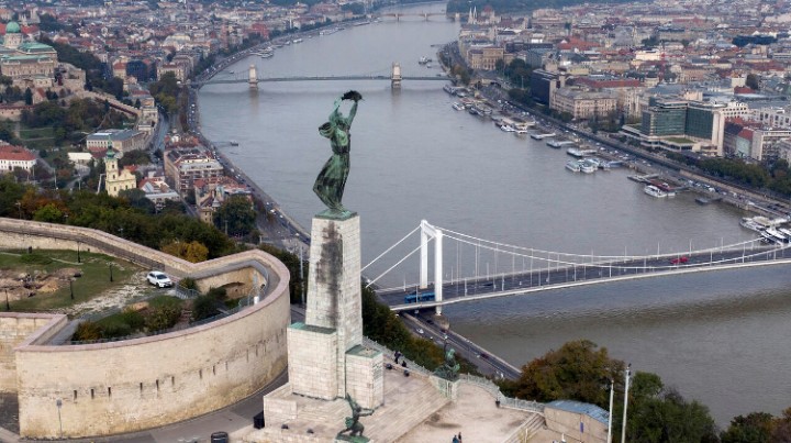Pasi3Buda's tweet photo. 🅑🅤🅓🅐🅟🅔🅢🅣 #NÄHTÄVYYDET
Yksi Budapestin merkittävimpiä nähtävyyksiä on Gellért-kukkulan huipulla #Citadella — linnoituksen kunnostukseen käytetään nyt 60 milj. euroa 💶
➡️ #Budapest #Unkari #linnoitusBUD #linnoitus #GellértHill #kunnostustyötBUD
https://t.co/84MOY4xHsD https://t.co/UfhngdhsUJ