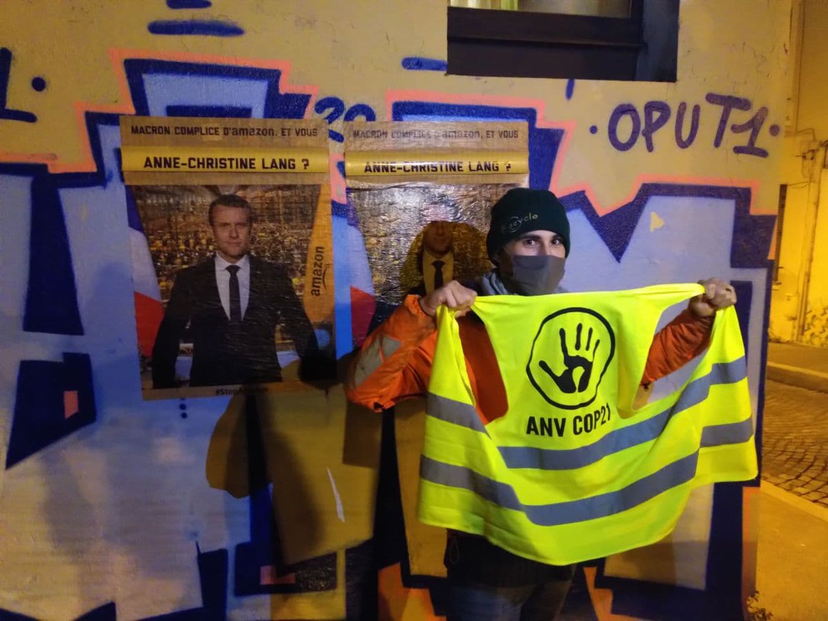 actionclimat75's tweet photo. Cette nuit, des activistes et citoyen·nes sont allés devant les permanences des député·es @LaREM_AN pour exiger un moratoire pour geler la construction des entrepôts de e-commerce en 🇫🇷. Ce moratoire est le dernier rempart pour dire #StopAmazon. 👇 https://t.co/P5H7BXwp4y