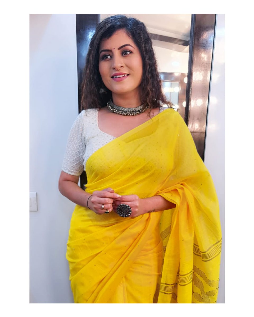 BollySpy's tweet photo. Singer @savaniravindra looks gorgeous in her latest saree look
@DreamersPR #savanieeravindrra #savanieeoriginals #sareelook #savanieesings #singer #beautifulsinger #attractive #gorgeous #dreamerspr https://t.co/zG5o3y2xtk