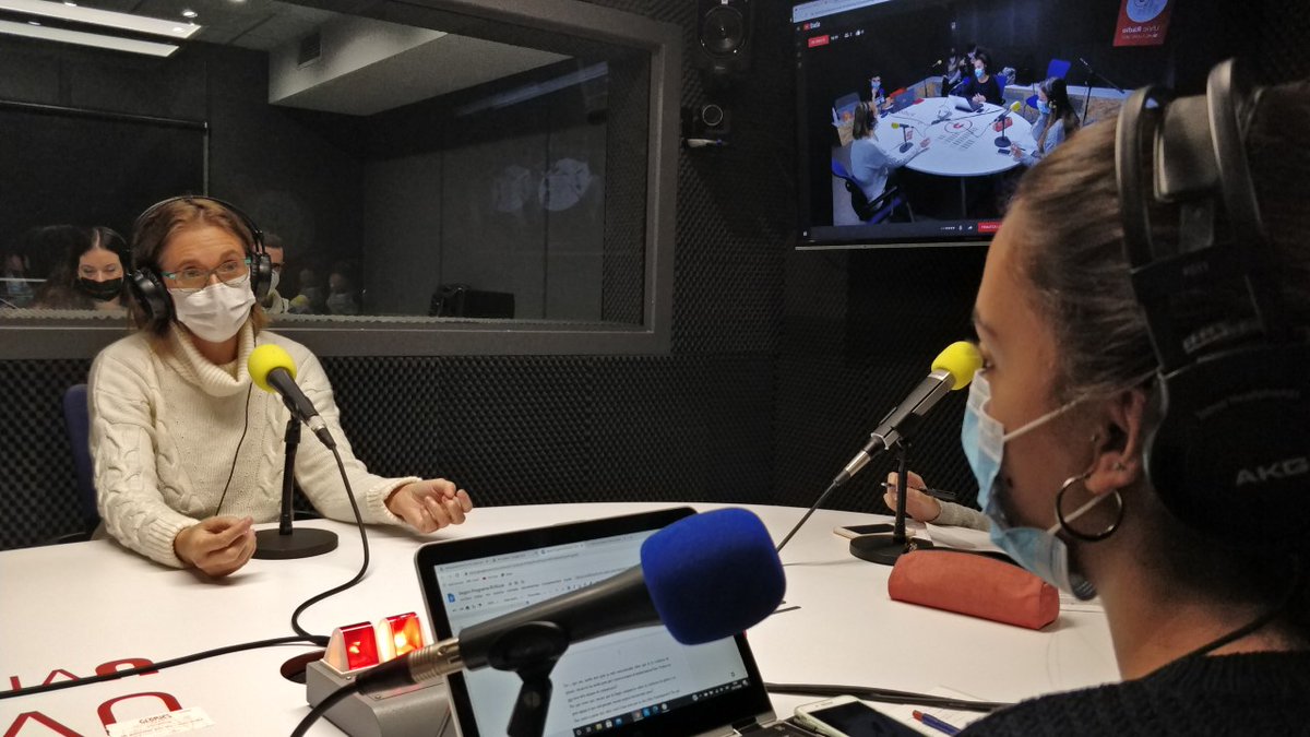 UVicRadio's tweet photo. Els alumnes de 4t de #Periodisme de la @UVic_FEC entrevisten la professora @mforgam per parlar de violència de gènere i el seu tractament als mitjans. @PEViolenciaGene @uvic_ucc https://t.co/0ixKDFKeLP