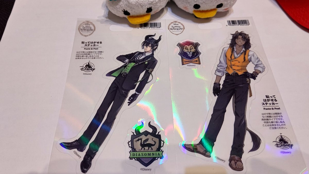 ディズニーストアで見つけたので買ったけど、黒のノートパソコンに貼っても見えなかったΣ(´□`;)
手帳の表紙も黒だし💦
さぁ、マレウス様&レオナ先輩どこに貼ろうか………… https://t.co/ArGNLWjTiv