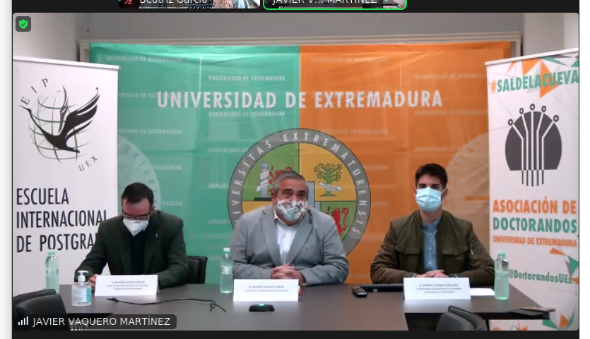 DoctorandosUEx's tweet photo. El Rector nos confiesa que nos tiene "envidia" y nos felicita por luchar por nuestros intereses comunes y por la red que hemos creado. ¡Gracias @ahidalgouex! #IVJJDD https://t.co/5Y7aamACrx