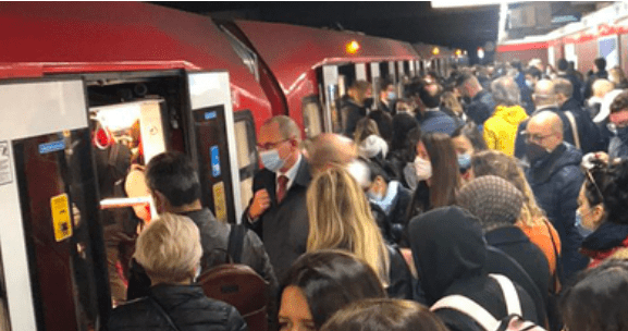ec_ufficiale's tweet photo. “Le scuole vanno riaperte quando ci sono le condizioni per riaprirle”. La ministra PD ai Trasporti lo dice chiaro e aggiunge in classe in sicurezza solo con "orari scaglionati dalle 8 alle 20" e in aula pure nei week end. #scuola #trasportipubblici #covid https://t.co/Hsx5hegDHH https://t.co/nleiBhg7qU