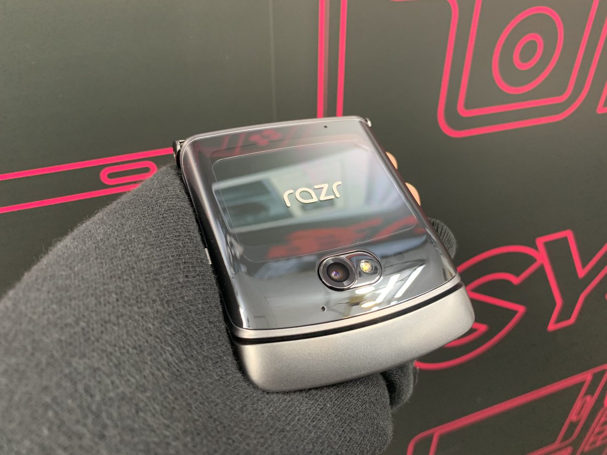 かっけぇ折りたたみ端末💖
【Motorola Razr 5G XT2071-4】
海外版 SIMフリー
未使用品 税込179,800円
スナドラ765
メモリ8GB
5G対応
最新の2つ折スマホが登場!
いろいろ写真映えするので
4枚選びきれず続きます✨
#akiba #イオシス #MotorolaRazr https://t.co/S1eowHsQCj