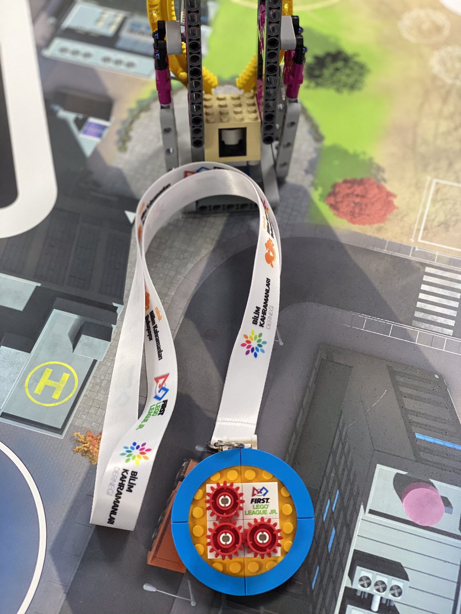 BlkBahcesehir's tweet photo. Minik Bilim Kahramanları Buluşuyor FLL Jr. Fuarında Cormeum Takımımız Proje ve Model Uyumu Harika Mucitler Ödülü’nü aldılar. Öğrencilerimizi kutluyoruz…
@BilimKahraman @bahcesehir_k12 https://t.co/F6XqwIh9rQ
