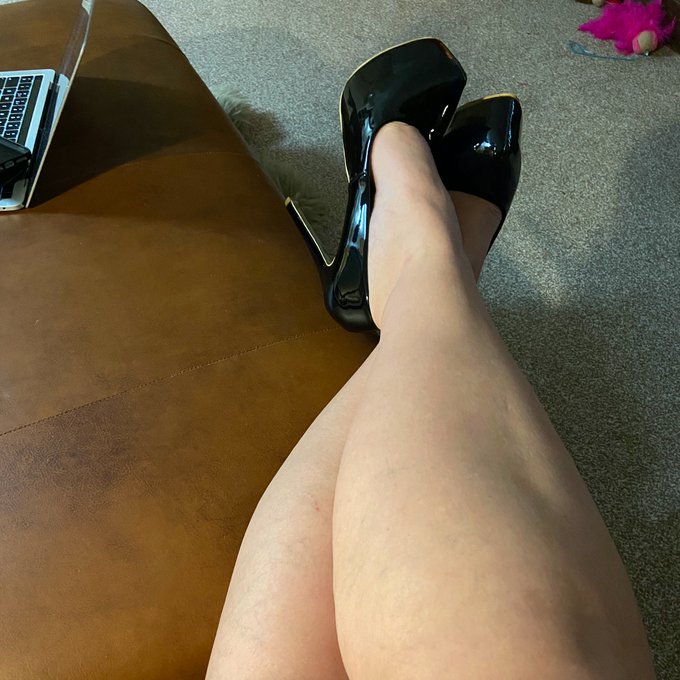 Enjoying a morning coffee. How are we all today? ITS FRIYAY!!!! #heels #legs #mistress https://t.co/<a href="/tag/legs"class="tags"><span>#legs</span></a><a href="/tag/heels"class="tags"><span>#heels</span></a><a href="/tag/mistress"class="tags"><span>#mistress</span></a>