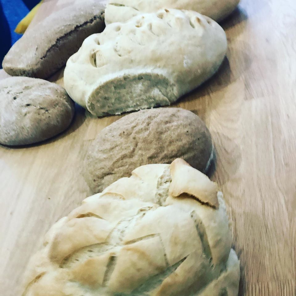 HunnypotCottage's tweet photo. Do you love the smell of a freshly baked loaf wafting through the house?
Learn the skills you need to become a master baker with Hunnypot Cottage Bakery.
Find out more here https://t.co/zRWbzbktDD
#Learntobake #Bread #Breadcourses https://t.co/DrvdNX2SCR