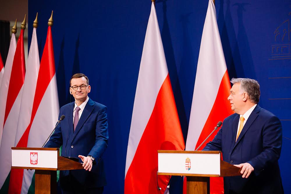 Sympatycy_PiS's tweet photo. Premier @MorawieckiM: Dzisiaj stajemy wobec nowego wyzwania - mechanizmu, który przez swoje motywowane politycznie decyzje mógłby doprowadzić do rozpadu lub rozczłonkowania Unii Europejskiej. To jest niezwykle niebezpieczne dla spójności całej #UE
🔁 Podaj dalej‼️ https://t.co/7OLiDLAmuf