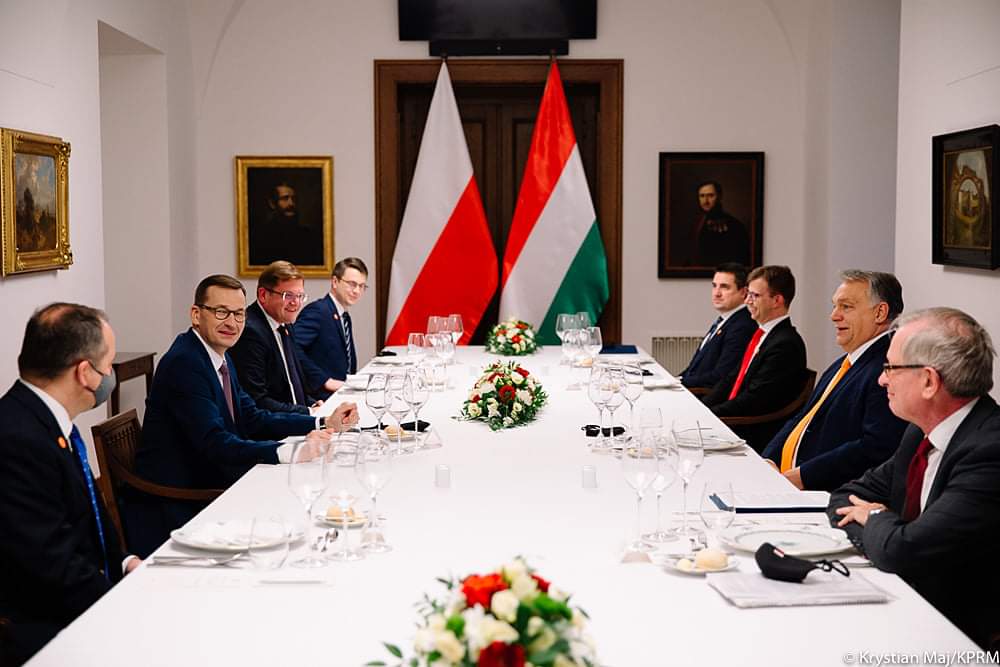 Sympatycy_PiS's tweet photo. Premier @MorawieckiM: Dzisiaj stajemy wobec nowego wyzwania - mechanizmu, który przez swoje motywowane politycznie decyzje mógłby doprowadzić do rozpadu lub rozczłonkowania Unii Europejskiej. To jest niezwykle niebezpieczne dla spójności całej #UE
🔁 Podaj dalej‼️ https://t.co/7OLiDLAmuf