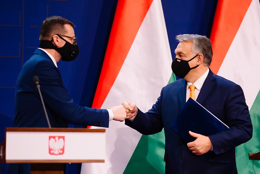 Sympatycy_PiS's tweet photo. Premier @MorawieckiM: Dzisiaj stajemy wobec nowego wyzwania - mechanizmu, który przez swoje motywowane politycznie decyzje mógłby doprowadzić do rozpadu lub rozczłonkowania Unii Europejskiej. To jest niezwykle niebezpieczne dla spójności całej #UE
🔁 Podaj dalej‼️ https://t.co/7OLiDLAmuf