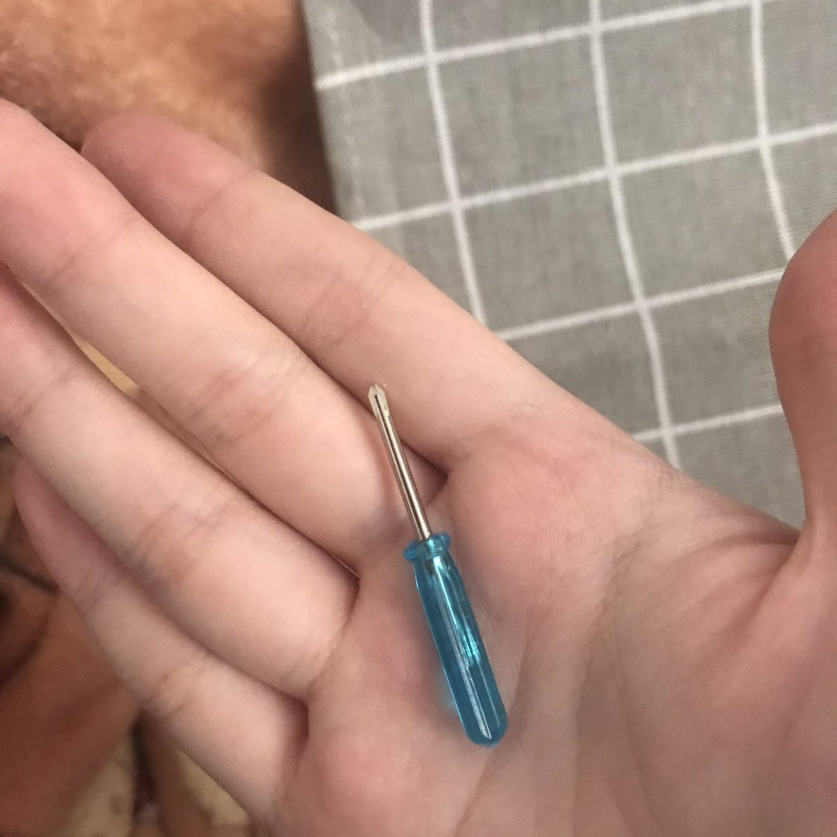 เห็นโปร1บาทในช็อปปี้เลยซื้อไขควงมา  แล้วดูไขควงกู งง จะไปไขไรได้