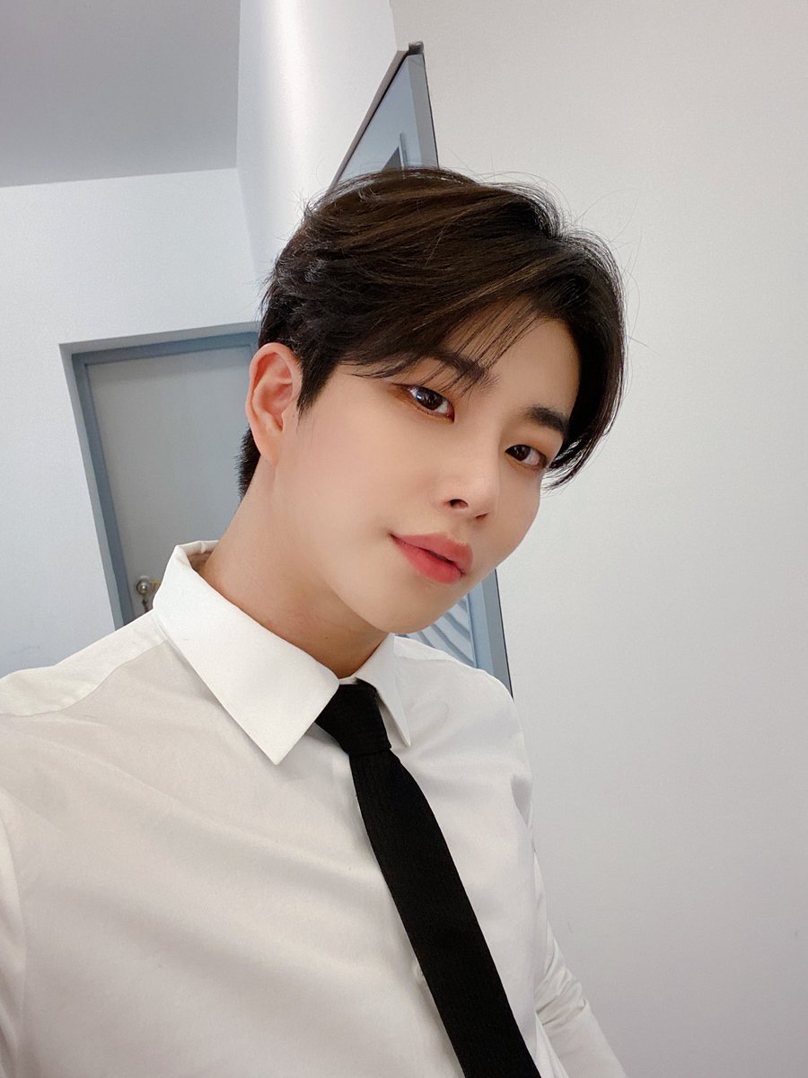 astromjsupport's tweet image. [201127]
ASTRO MJ TWITTER UPDATE
offclASTRO 

"Be sure to eat some dinner everyone🍒
Writer M-food
#SomethingDelicious #ForDinner #^^" 

-🎨
[#ASTRO•#아스트로•#MJ•#엠제이•#김명준•#エムジェイ•#金明俊]@offclASTRO @jp_offclastro