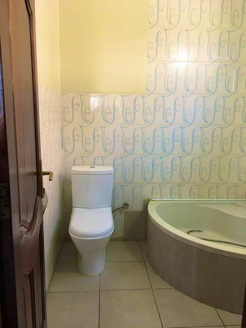 InteriorsHB's tweet photo. #BeforeandAfter : Swipe 🔙to see this bathroom before the remodel (no filter) 🚿🛁🚽🚰 #Interiordesign #Bathroom #homedesign https://t.co/wImSP95BVJ