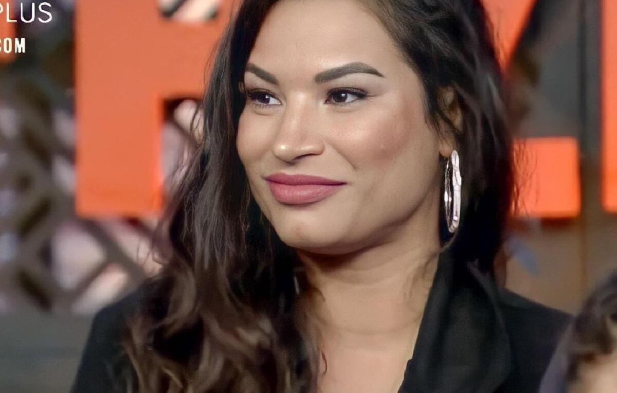 PoDeQue74119239's tweet photo. De um lado temos uma linda mulher que sempre falou a verdade e sempre foi um ícone na fazenda, e do outro temos uma planta que apenas sabe beijar e reclama de quem não faz nada, aí eu me pergunto, quem que quer um demônio desses? Eu tô com ódio mano #RECORDLIXO https://t.co/5UYwy5AwuH