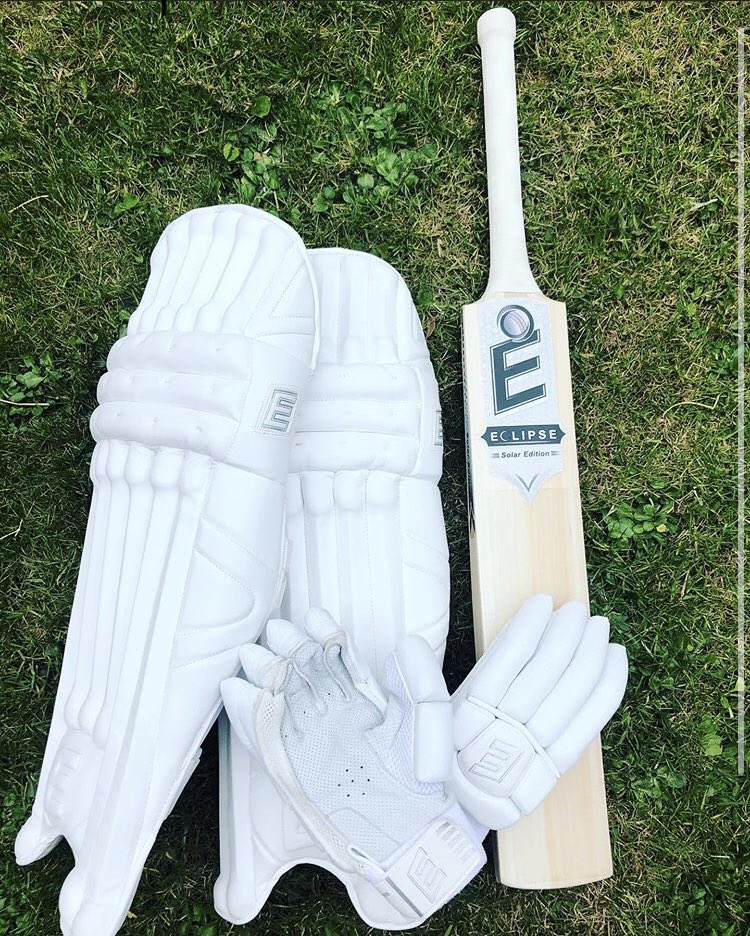 Eclipse_Cricket's tweet photo. ⬛️⬛️⬛️ BLACK FRIDAY ⬜️⬜️⬜️

Our Black Friday offers 40% off all stock we have left this weekend, finishes 10pm on Sunday! 

☑️ Solar Edition Bat, 2.6 - £126
☑️ Solar Edition Gloves, RH &amp; LH - £30
☑️ Solar Edition Pads, RH &amp; LH WHITE - £33
☑️ Solar Edition Pads RH BLACK - £33

⚫️ https://t.co/jt0zWhv9I8
