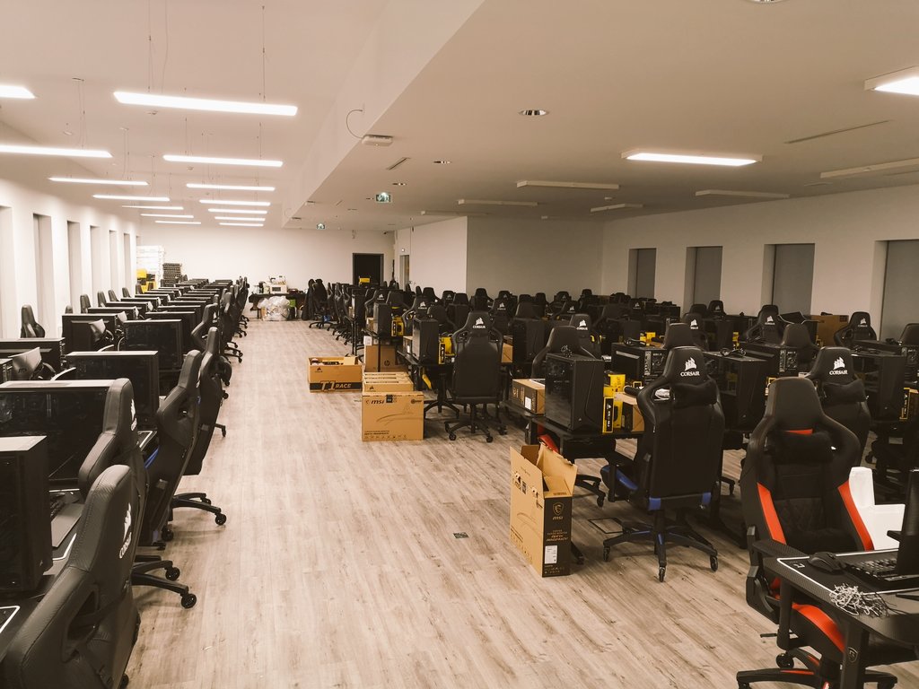 LaSource_esport's tweet photo. Si on offre à votre streamer préféré une salle de 100pc, à qui vous l'offrez et pour quelle type d'évent ? 🤔 https://t.co/L0NrQRIszd